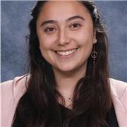 Profesora Biología UC realiza clases desde quinto básico a IV medio con preparación PAES